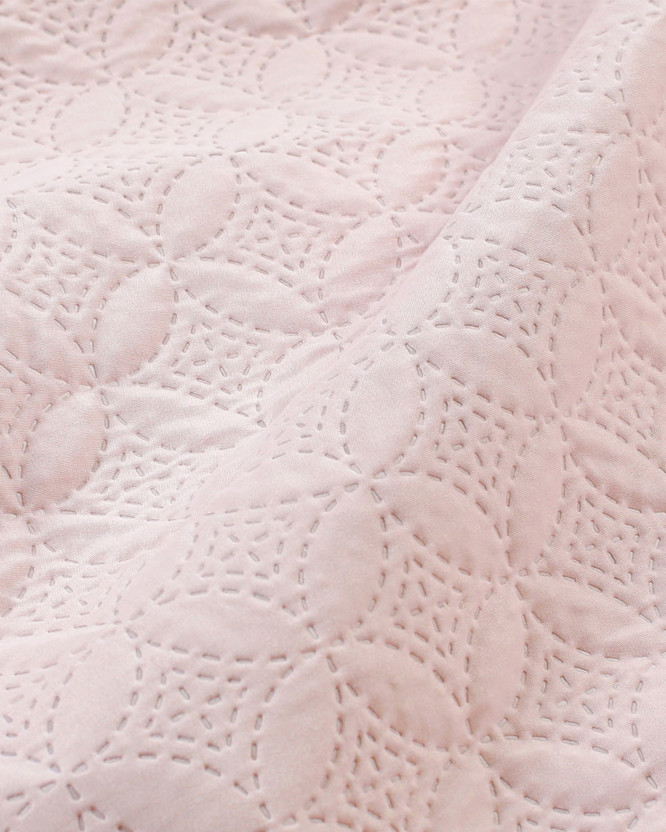 Cuvertură de pat Bella - ornamente pe roz-crem