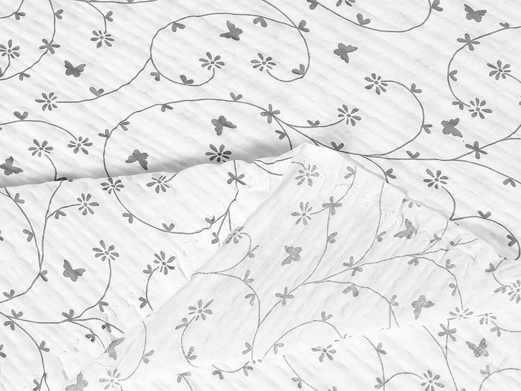 Țesătură creponată - flori și fluturi gri pe alb
