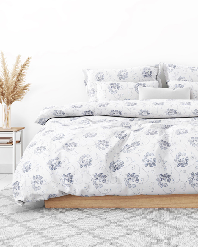 Lenjerie de pat din flanel - ornamente florale albastru închis pe alb