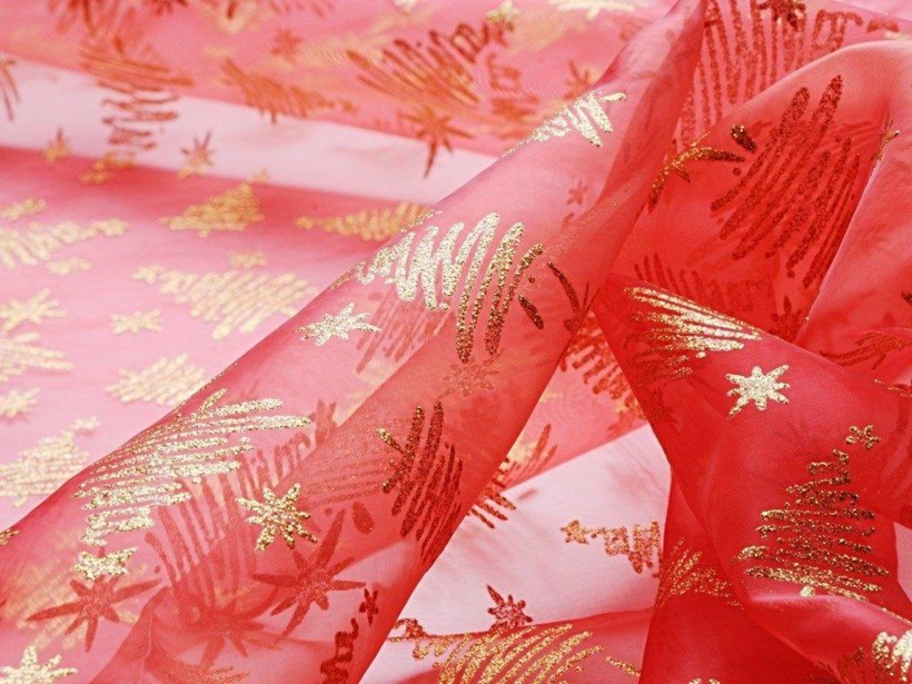 Organza decorativă - 031 de Crăciun - brazi și steluțe aurii pe roșu