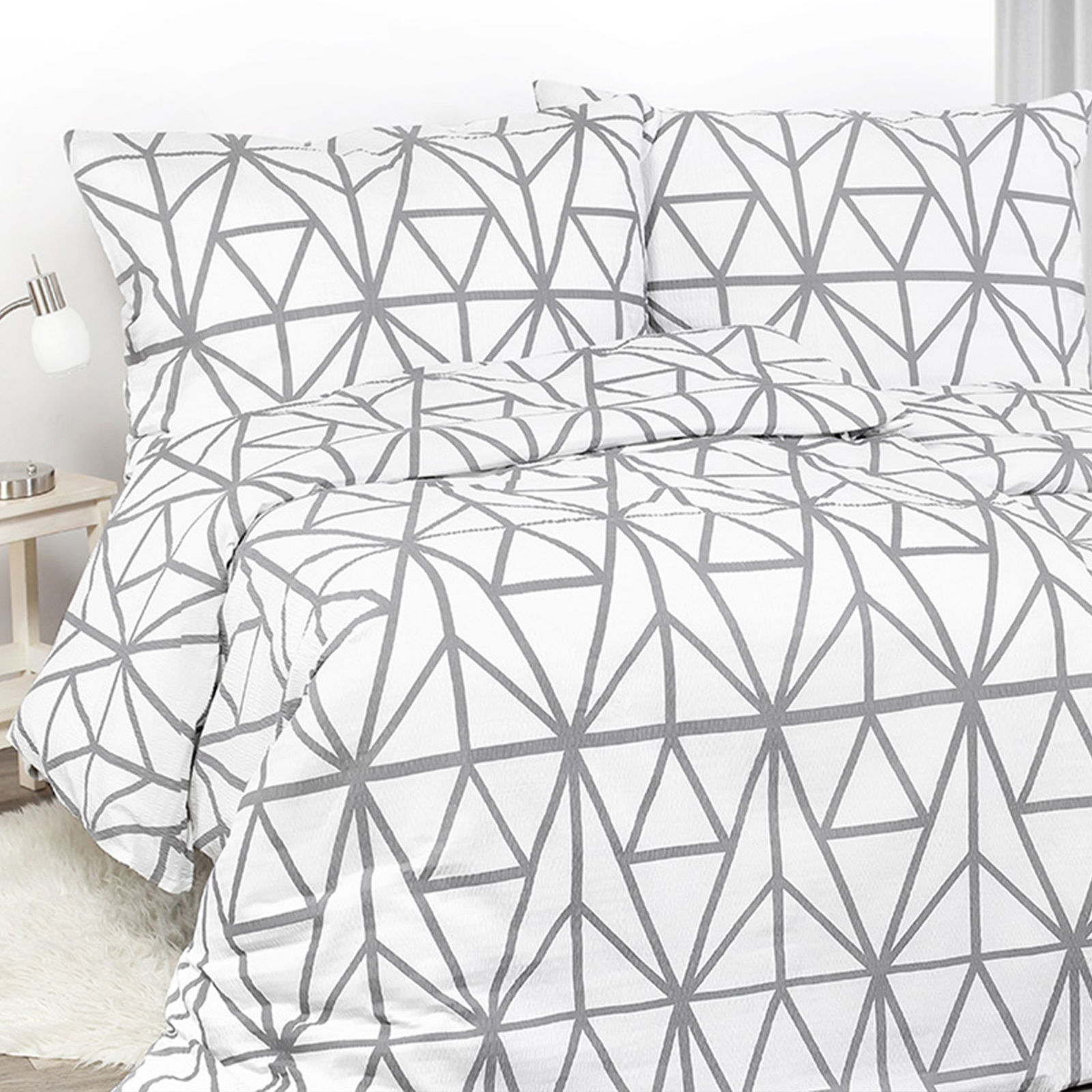 Lenjerie de pat creponată Deluxe - forme geometrice gri pe alb