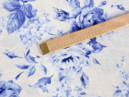 Țesătură decorativă LONETA - model 369 trandafiri mari albaștri - lățime 140 și 280 cm