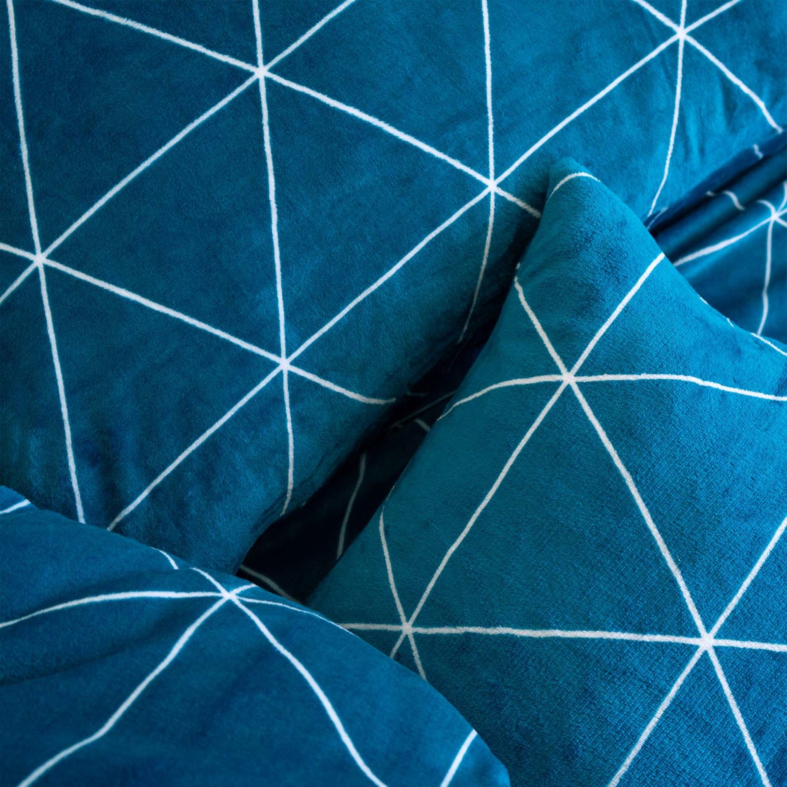 Lenjerie de pat extra moale din micropluș - triunghiuri pe albastru petrol