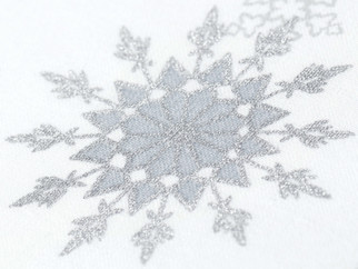 Față de masă din bumbac exclusiv - model 028 de Crăciun - fulgi de zăpadă argintii pe alb - rotundă
