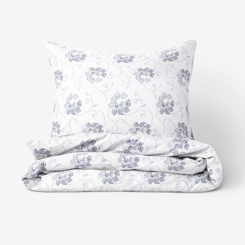 Lenjerie de pat din flanel - ornamente florale albastru închis pe alb