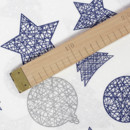 Țesătură decorativă VERONA - model 419 - simboluri de Crăciun albastre și argintii pe alb - lățime 140 cm