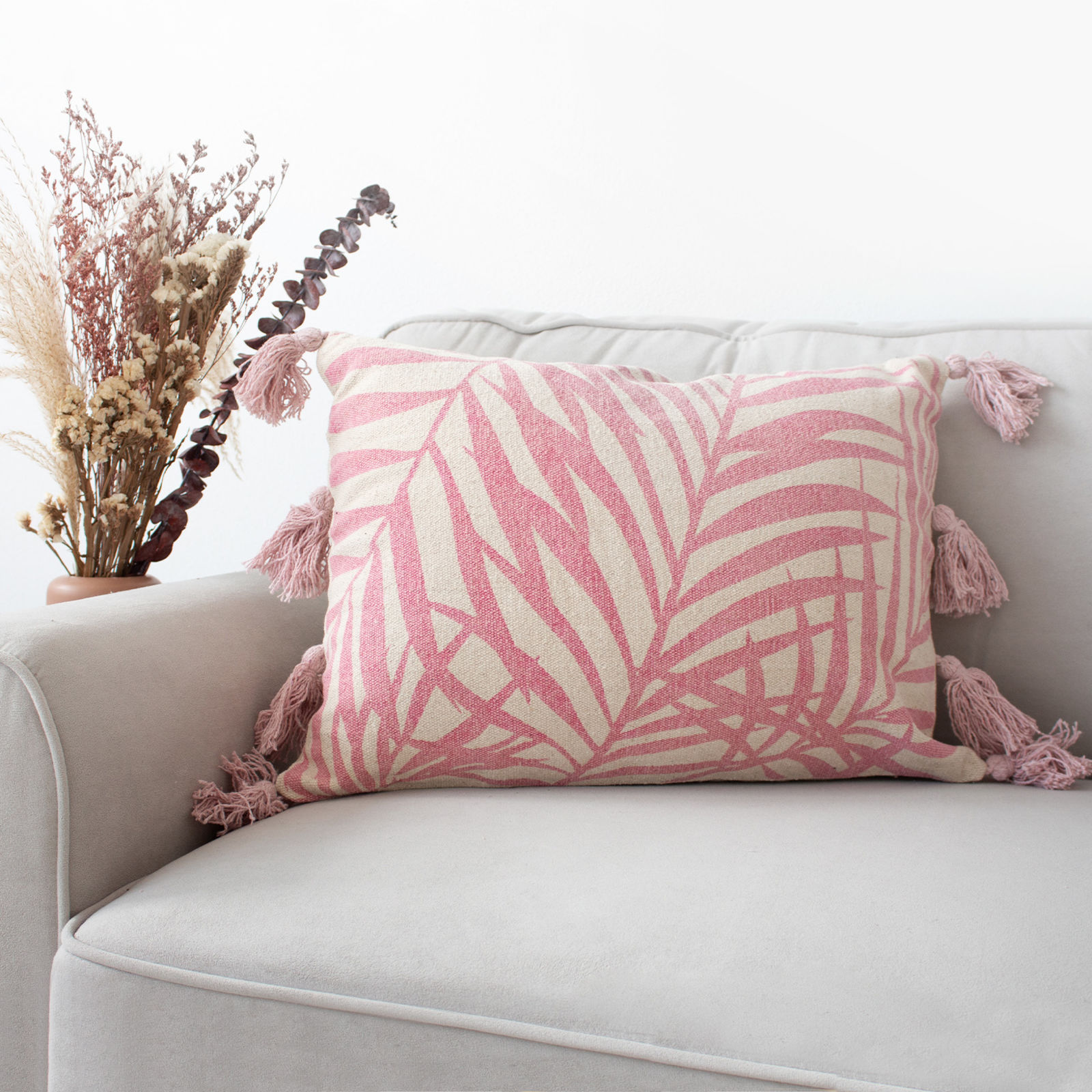 Pernă decorativă Boho 30x50 cm - frunze roz cu franjuri pe bej natural