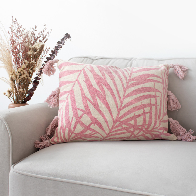 Pernă decorativă Boho 30x50 cm - frunze roz cu franjuri pe bej natural