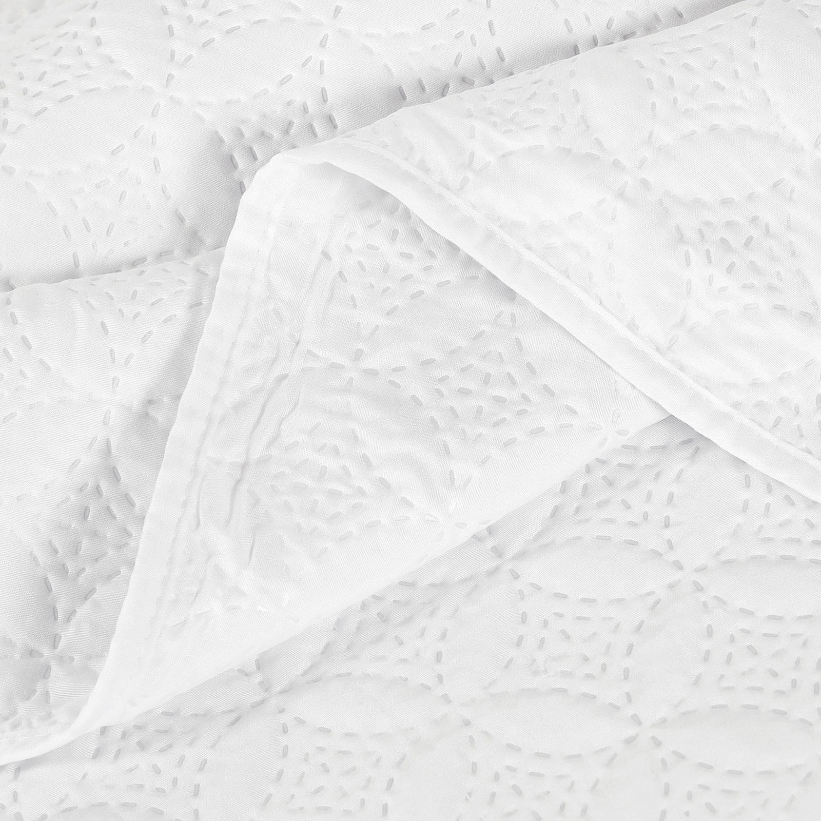 Cuvertură de pat Bella - ornamente pe alb