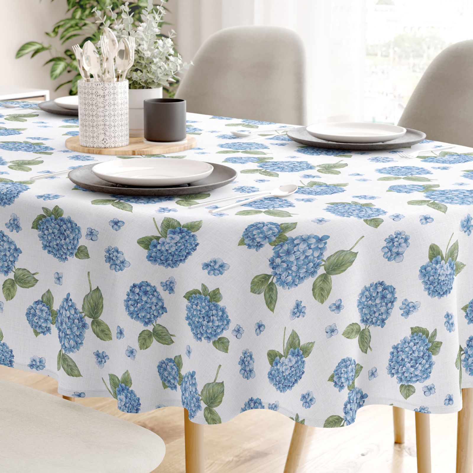 Față de masă decorativă  LONETA - flori de hortensie albastră - ovală