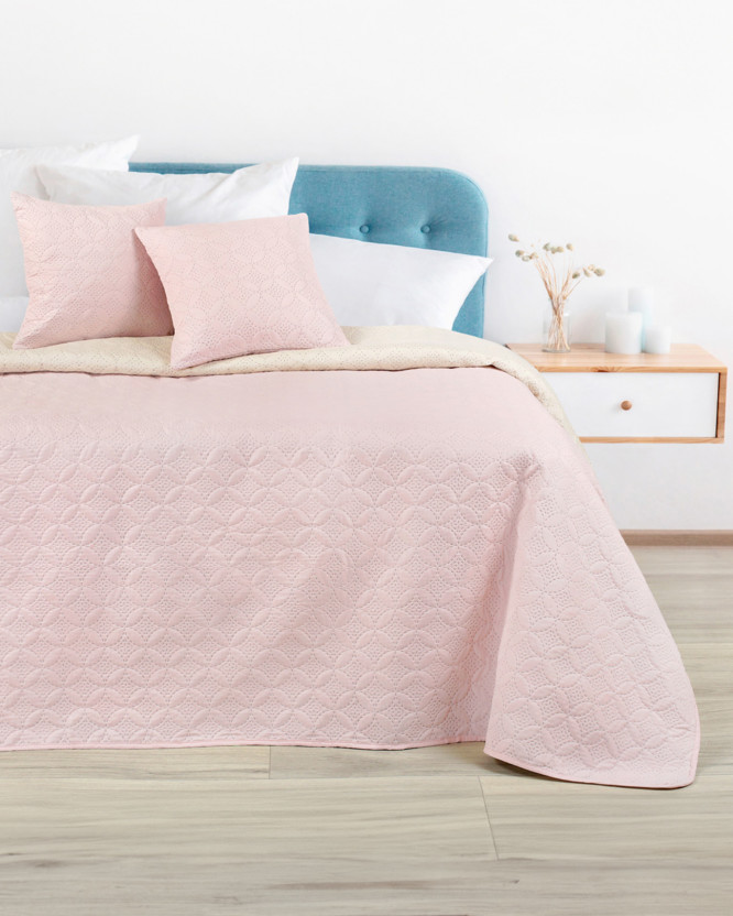 Cuvertură de pat Bella - ornamente pe roz-crem